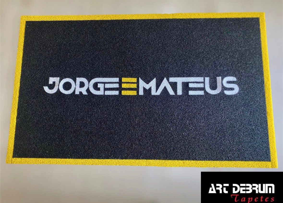 Tapete personalizado Jorge & Mateus preto com bordas amarelas
