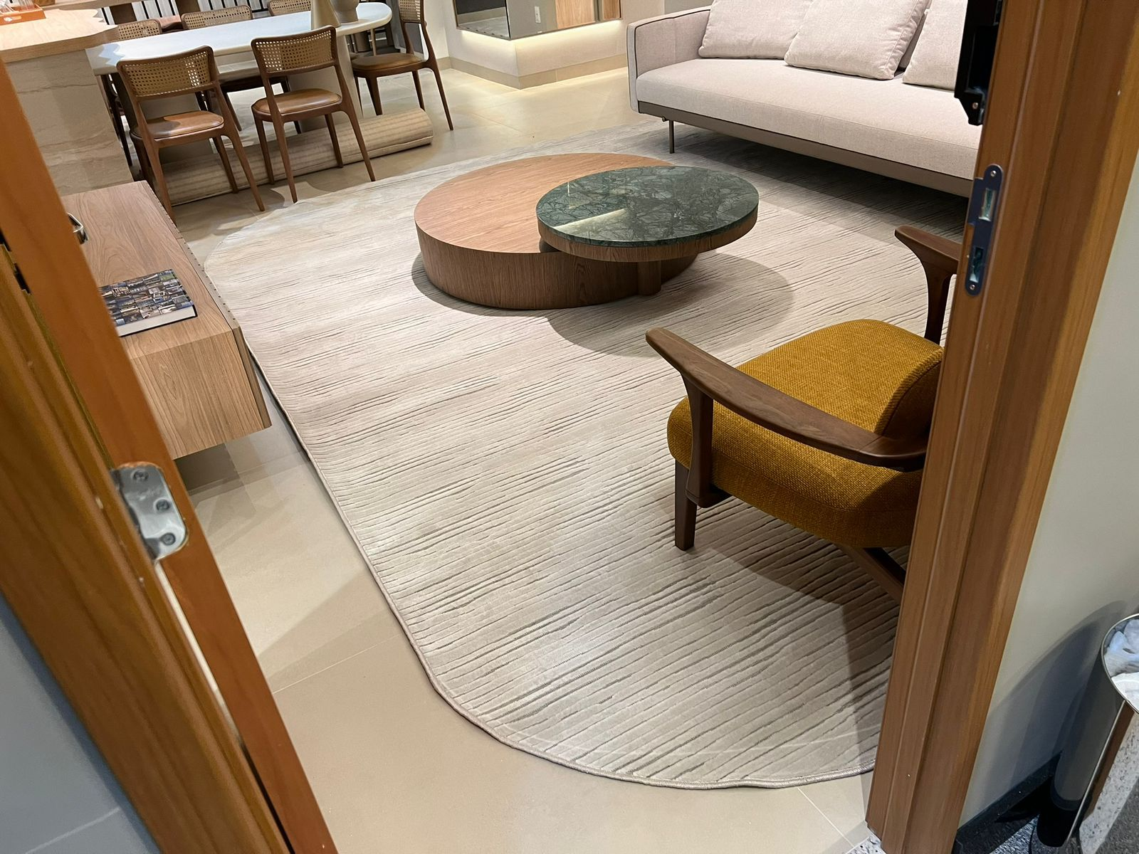 Tapete orgânico claro em ambiente integrado com sala de jantar