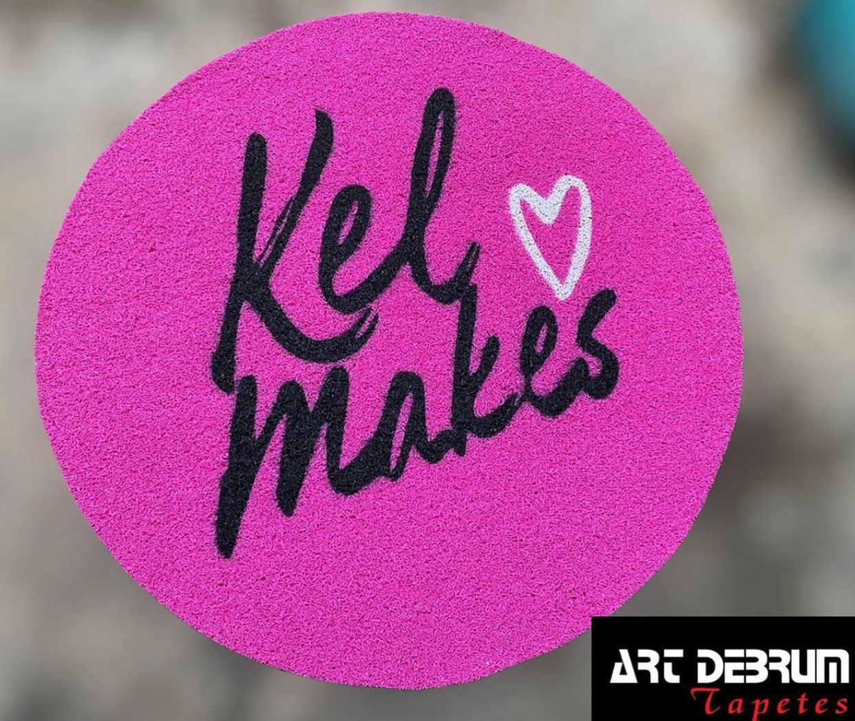 Tapete personalizado redondo Kel Makes em pink com escrita preta