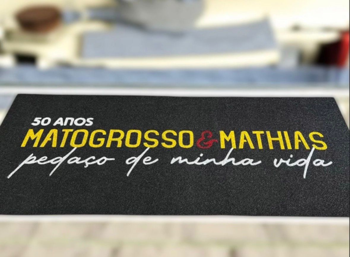 Tapete personalizado 50 anos Matogrosso & Mathias em amarelo e branco sobre preto