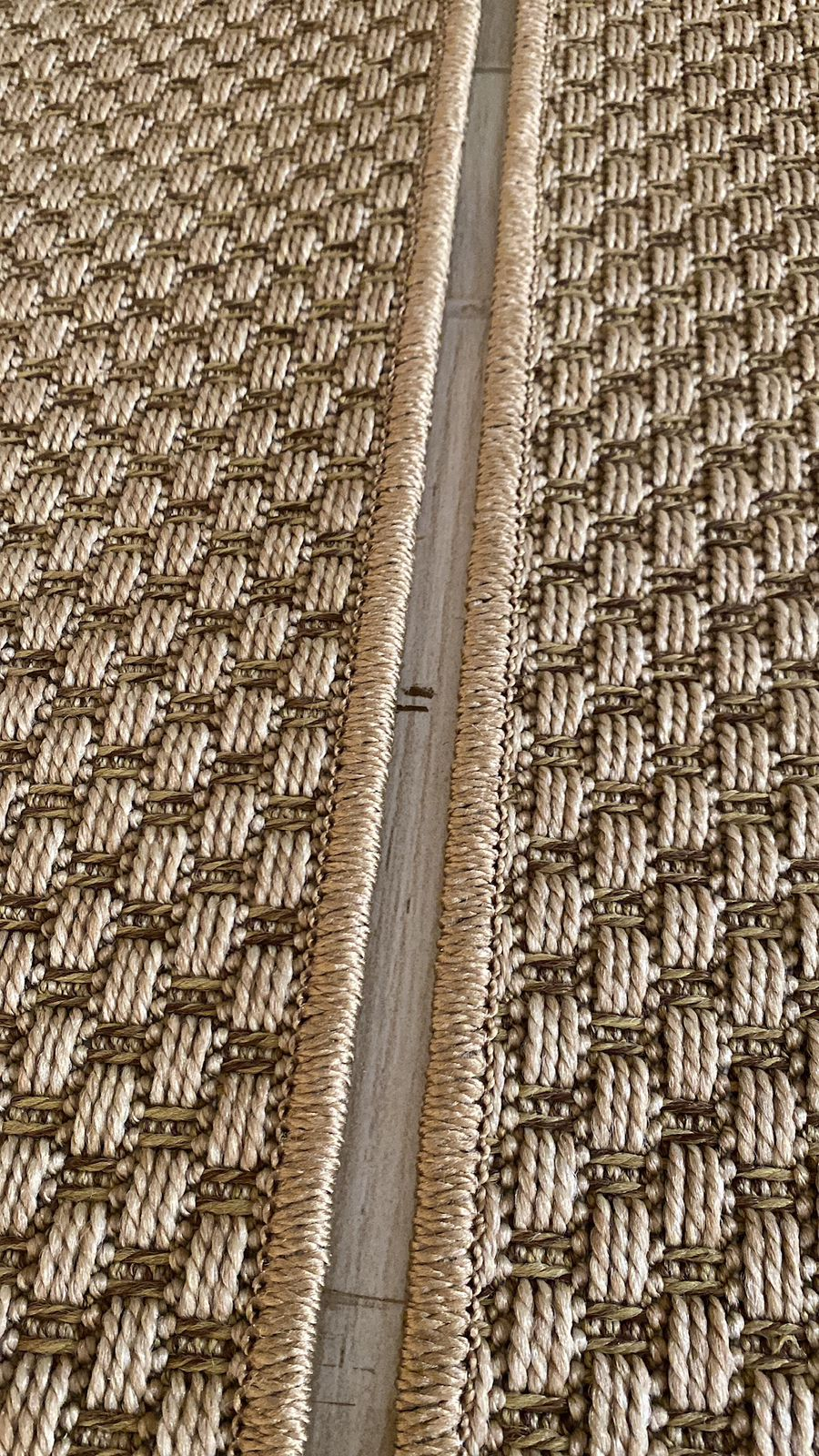 Detalhe de debrum artesanal em tapete de sisal