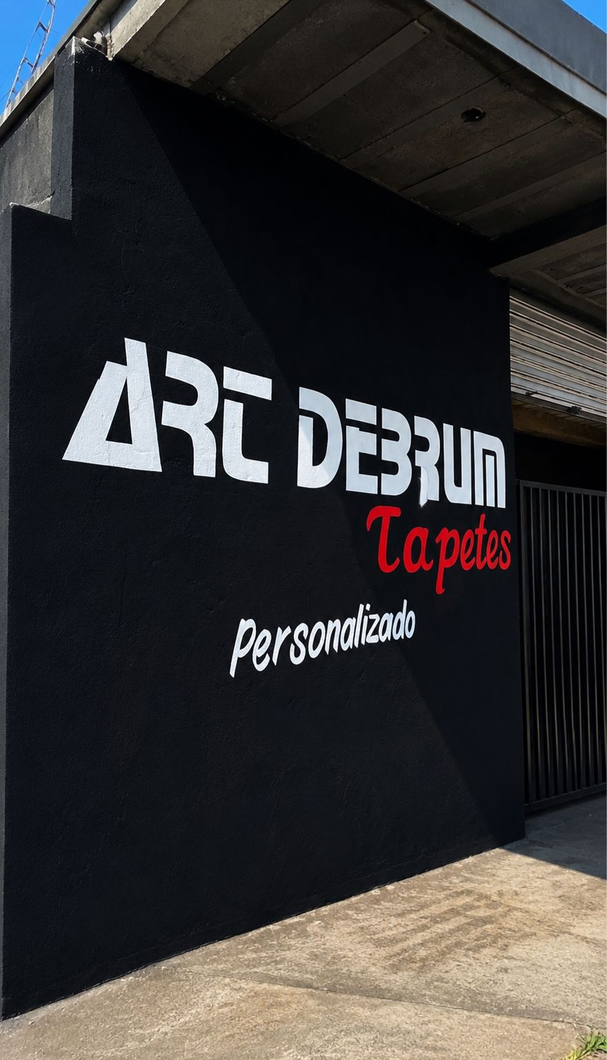 Amostras de tapetes personalizados sobre bancada de trabalho do ateliê Art Debrum