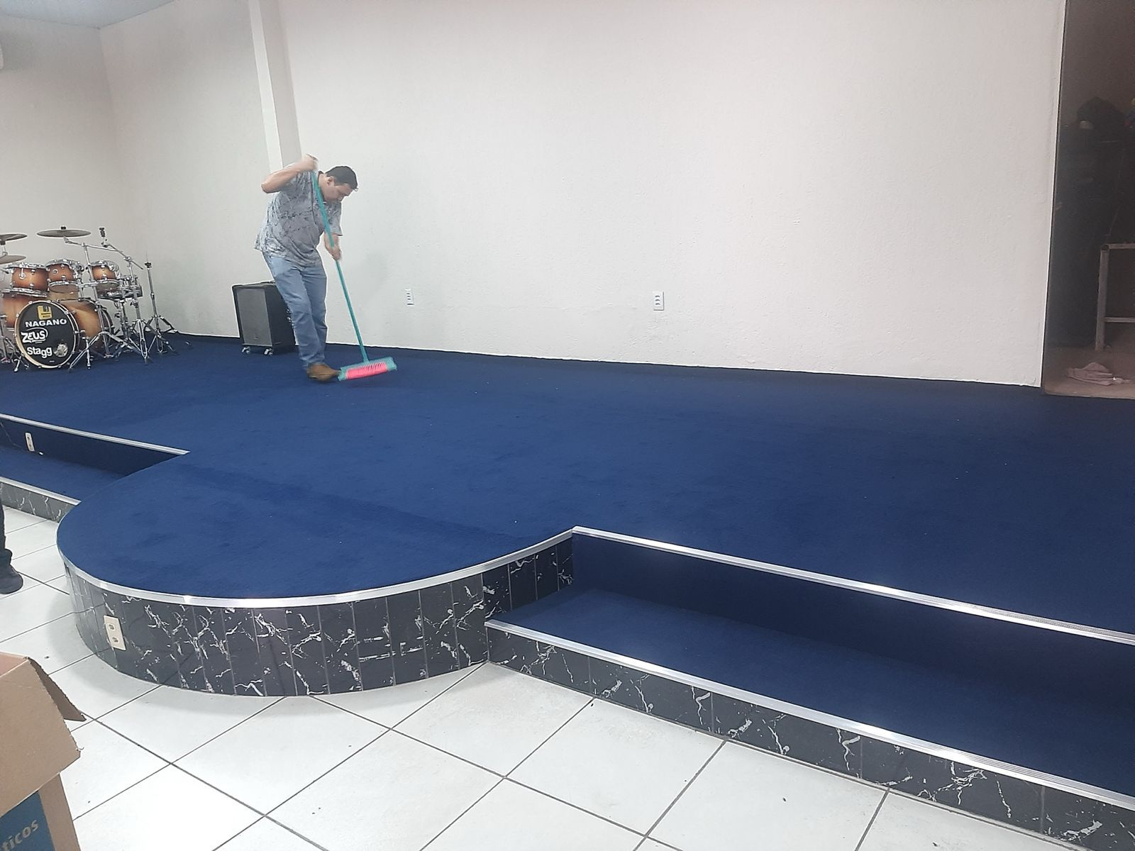 Palco revestido com carpete azul sob medida