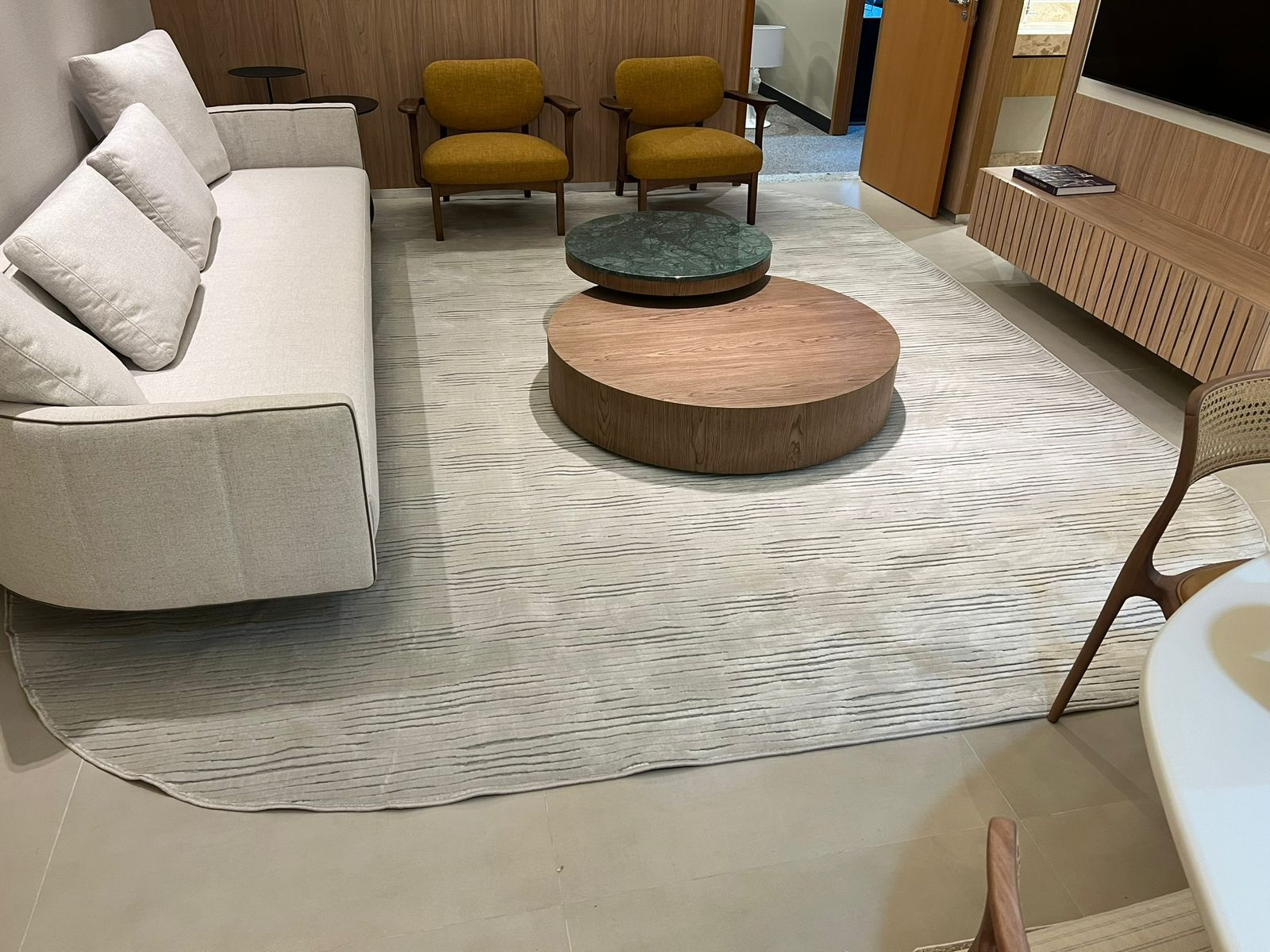 Tapete orgânico claro em sala com mesas de centro redondas