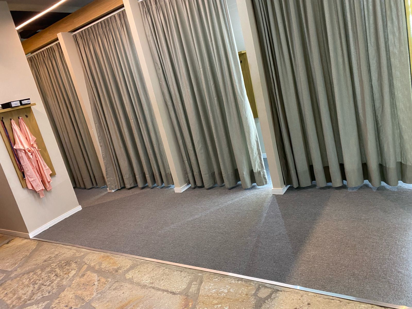 Ambiente comercial com carpete cinza instalado de parede a parede