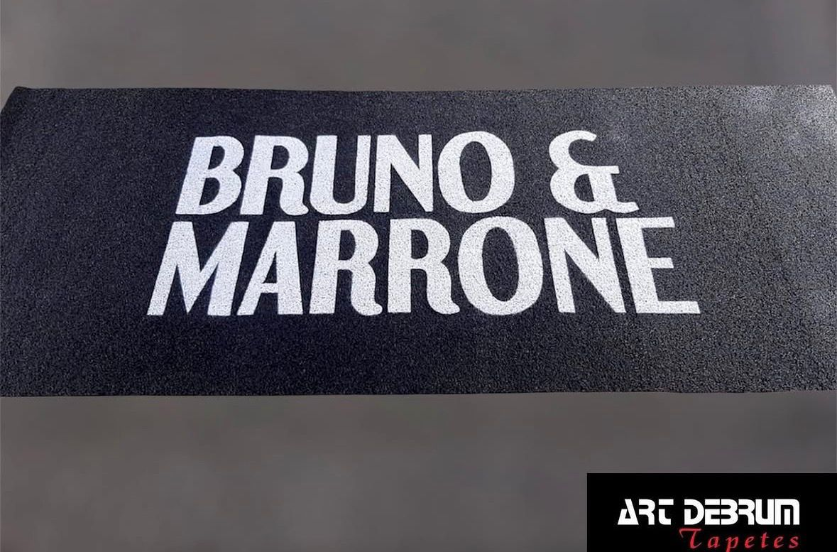 Tapete personalizado Bruno & Marrone com letras brancas sobre base preta